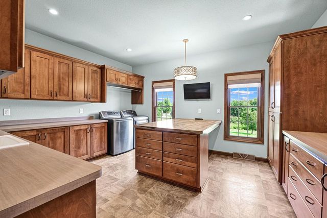 20110 Settlers Hollow LANE, New Berlin, WI 53146