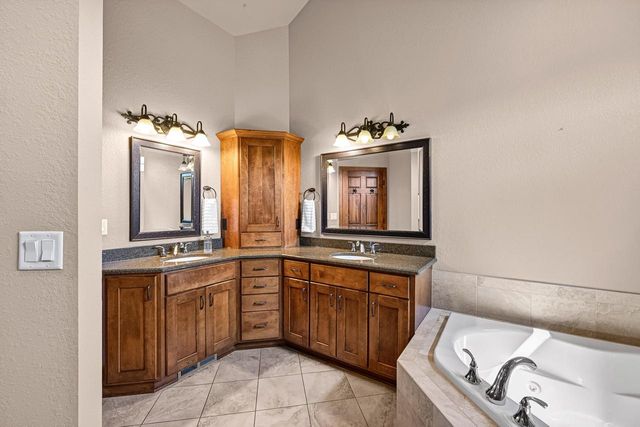 20110 Settlers Hollow LANE, New Berlin, WI 53146