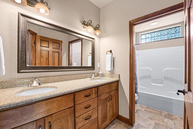 20110 Settlers Hollow LANE, New Berlin, WI 53146