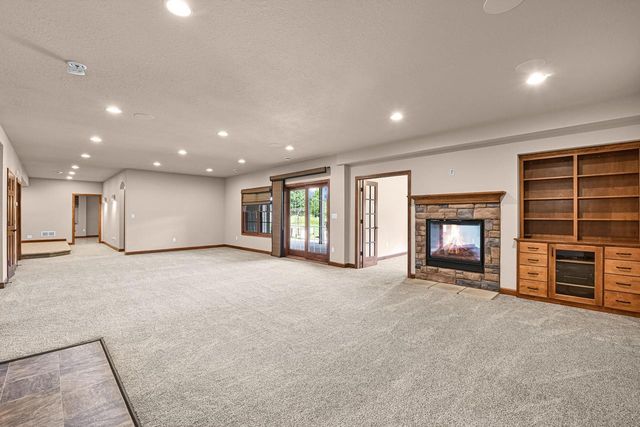 20110 Settlers Hollow LANE, New Berlin, WI 53146