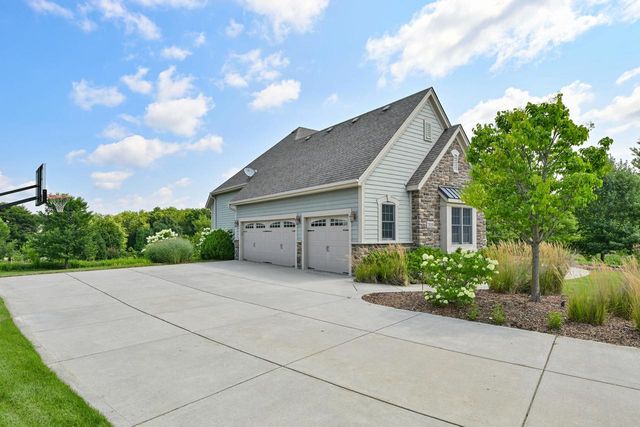 20110 Settlers Hollow LANE, New Berlin, WI 53146