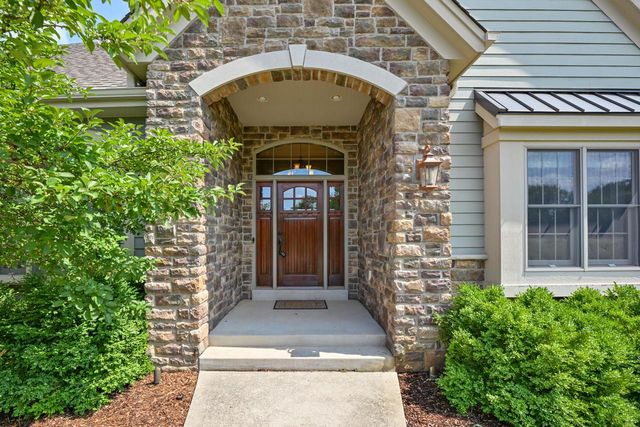 20110 Settlers Hollow LANE, New Berlin, WI 53146