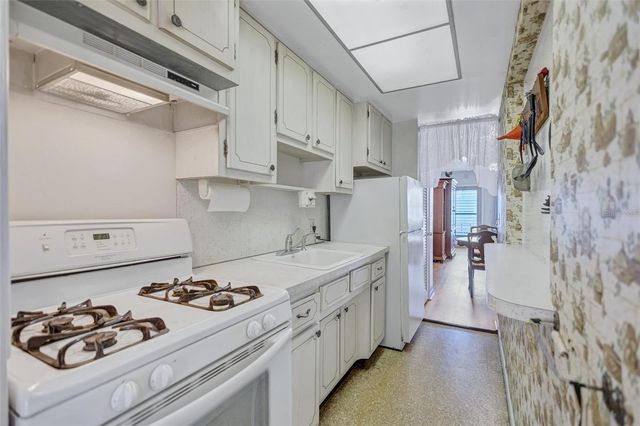 5940 21ST STREET N 11, St Petersburg, FL 33714