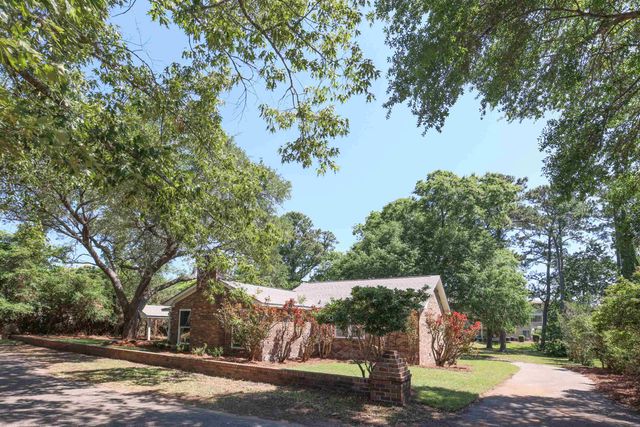 4271 McLamb Ave., Little River, SC 29566