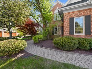 18320 Heatherlea Drive, Livonia, MI 48152