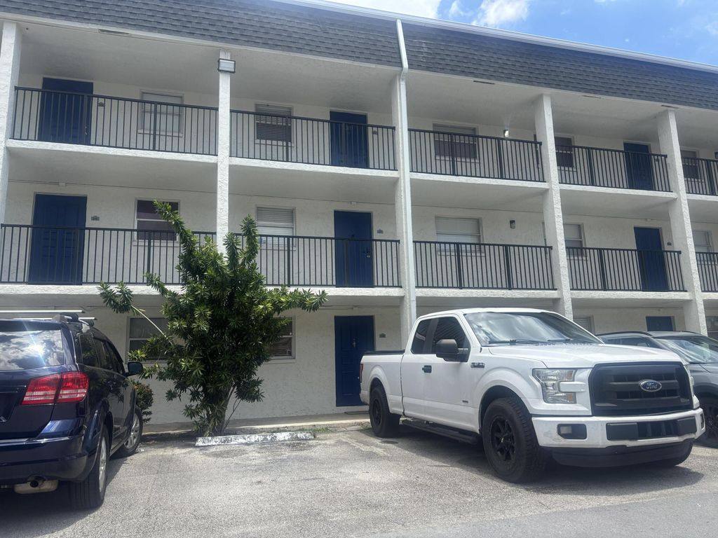 5090 SW 64th Avenue 106, Davie, FL 33314