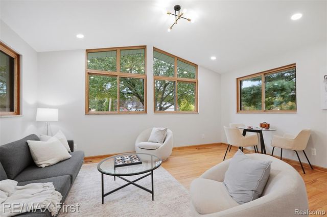 604 S Higbie Place, Grosse Pointe Woods, MI 48236
