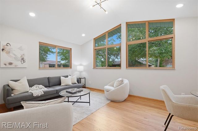 604 S Higbie Place, Grosse Pointe Woods, MI 48236