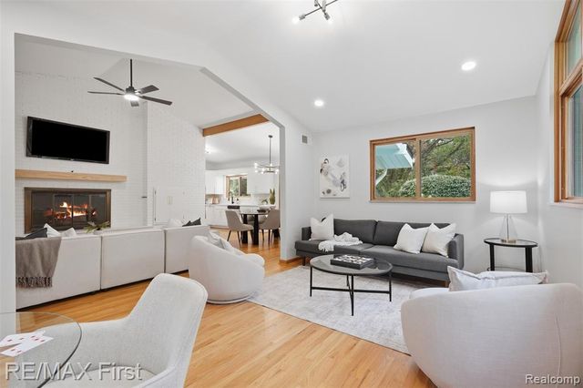 604 S Higbie Place, Grosse Pointe Woods, MI 48236