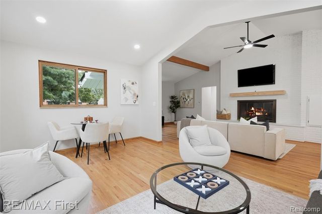 604 S Higbie Place, Grosse Pointe Woods, MI 48236
