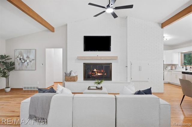 604 S Higbie Place, Grosse Pointe Woods, MI 48236