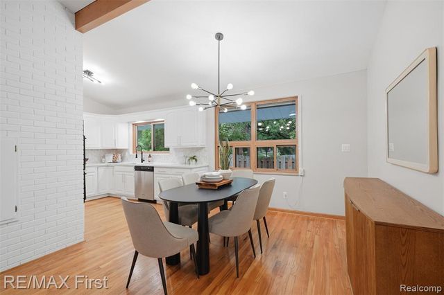 604 S Higbie Place, Grosse Pointe Woods, MI 48236