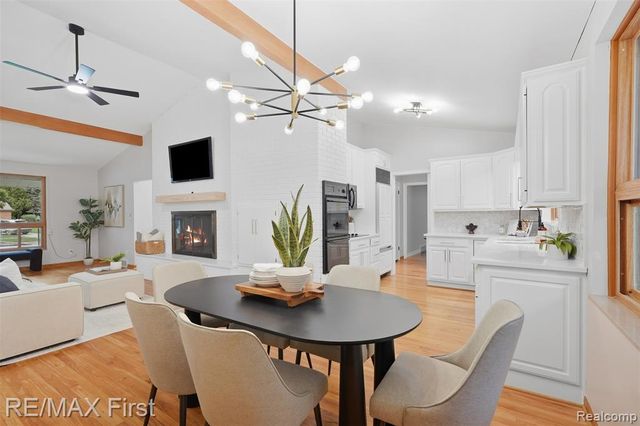 604 S Higbie Place, Grosse Pointe Woods, MI 48236