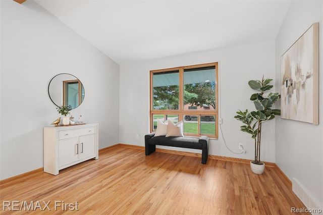 604 S Higbie Place, Grosse Pointe Woods, MI 48236