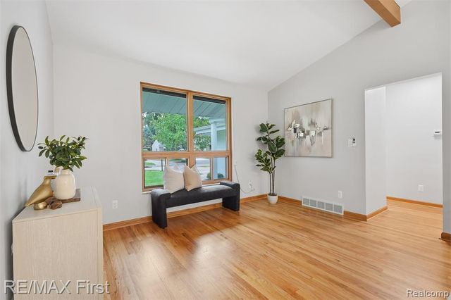 604 S Higbie Place, Grosse Pointe Woods, MI 48236