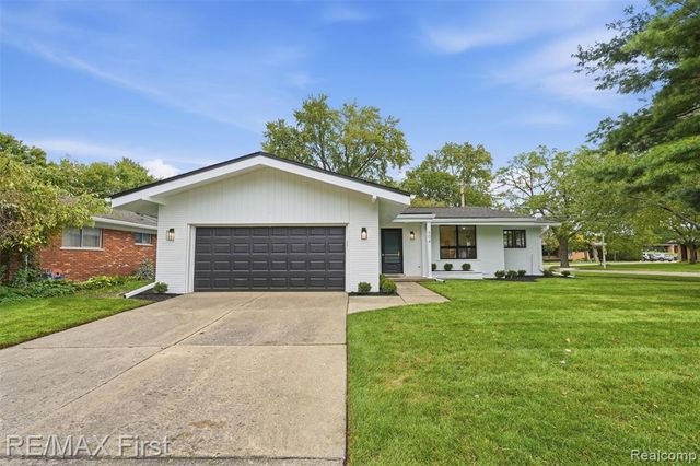 604 S Higbie Place, Grosse Pointe Woods, MI 48236
