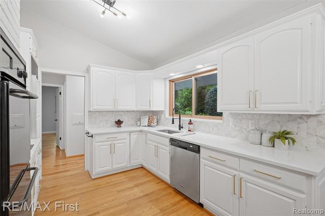 604 S Higbie Place, Grosse Pointe Woods, MI 48236