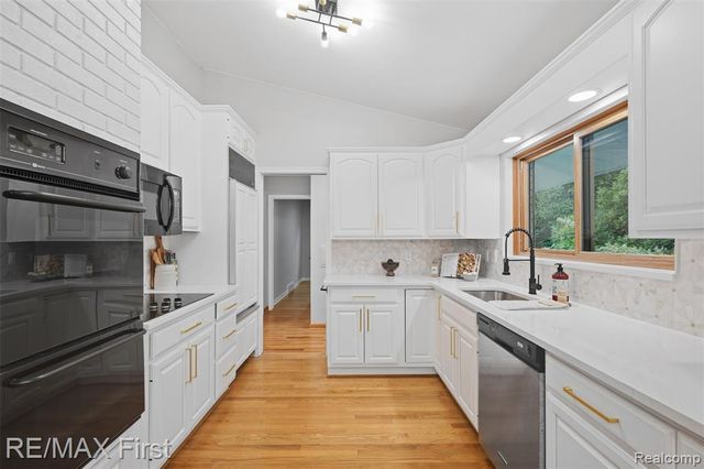 604 S Higbie Place, Grosse Pointe Woods, MI 48236