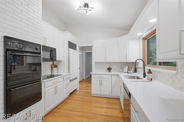 604 S Higbie Place, Grosse Pointe Woods, MI 48236