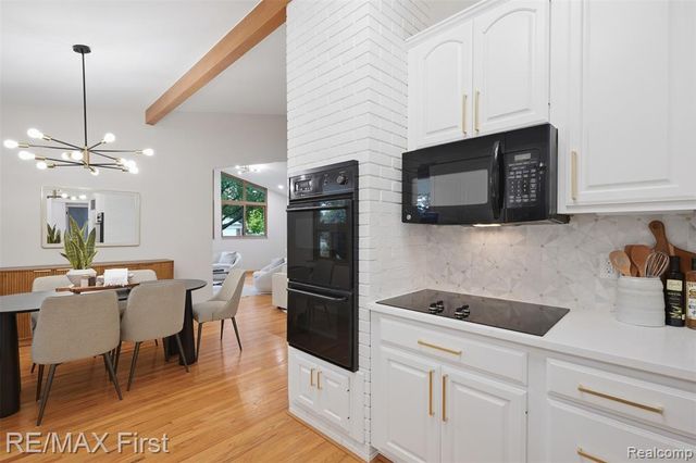 604 S Higbie Place, Grosse Pointe Woods, MI 48236