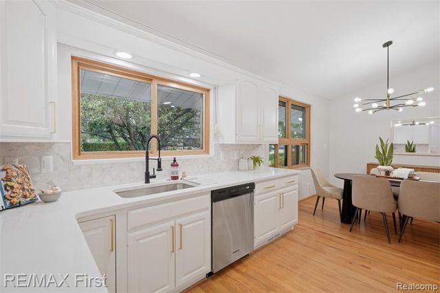 604 S Higbie Place, Grosse Pointe Woods, MI 48236