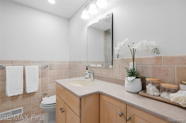 604 S Higbie Place, Grosse Pointe Woods, MI 48236