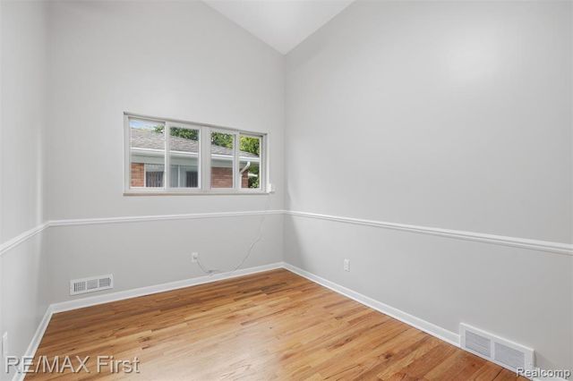 604 S Higbie Place, Grosse Pointe Woods, MI 48236