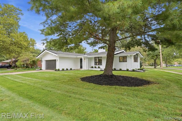 604 S Higbie Place, Grosse Pointe Woods, MI 48236