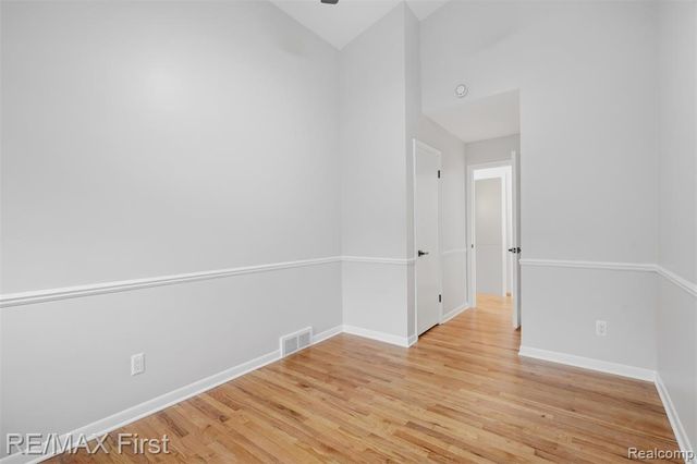 604 S Higbie Place, Grosse Pointe Woods, MI 48236