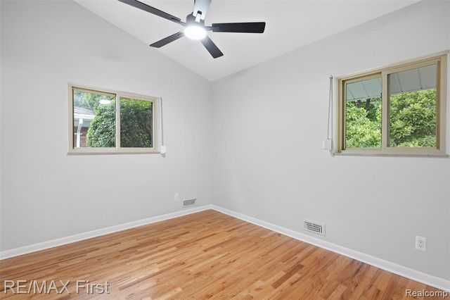 604 S Higbie Place, Grosse Pointe Woods, MI 48236