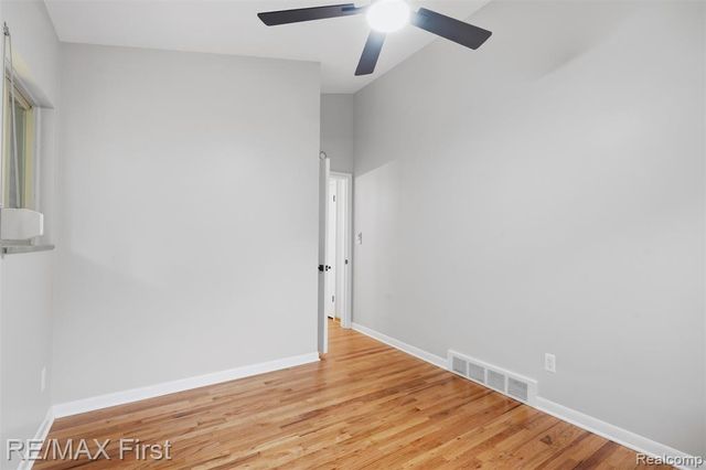 604 S Higbie Place, Grosse Pointe Woods, MI 48236