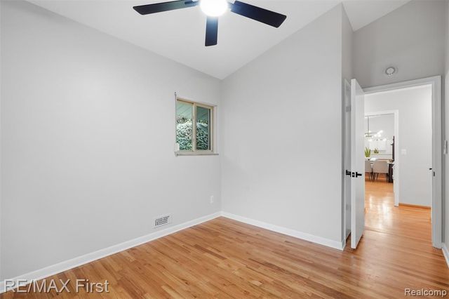 604 S Higbie Place, Grosse Pointe Woods, MI 48236