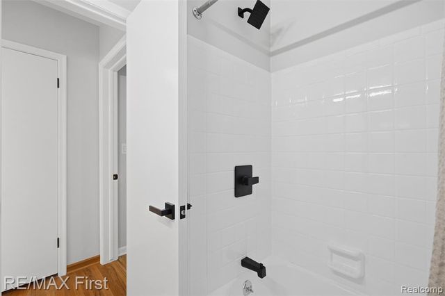 604 S Higbie Place, Grosse Pointe Woods, MI 48236