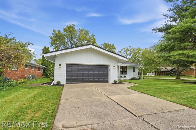 604 S Higbie Place, Grosse Pointe Woods, MI 48236