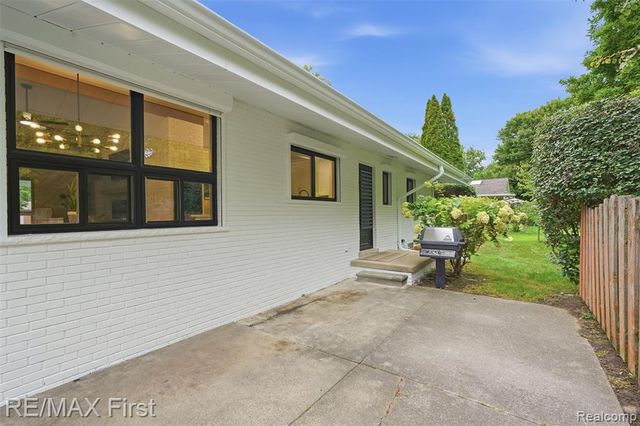 604 S Higbie Place, Grosse Pointe Woods, MI 48236