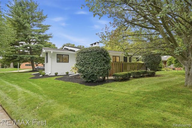 604 S Higbie Place, Grosse Pointe Woods, MI 48236