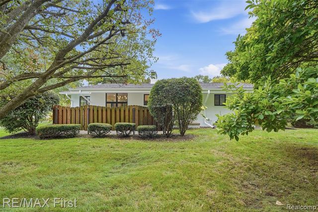 604 S Higbie Place, Grosse Pointe Woods, MI 48236