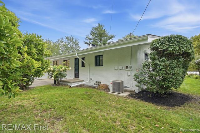 604 S Higbie Place, Grosse Pointe Woods, MI 48236