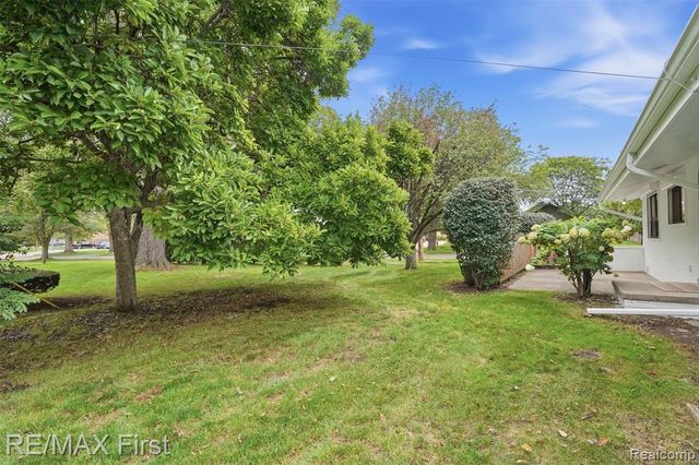 604 S Higbie Place, Grosse Pointe Woods, MI 48236