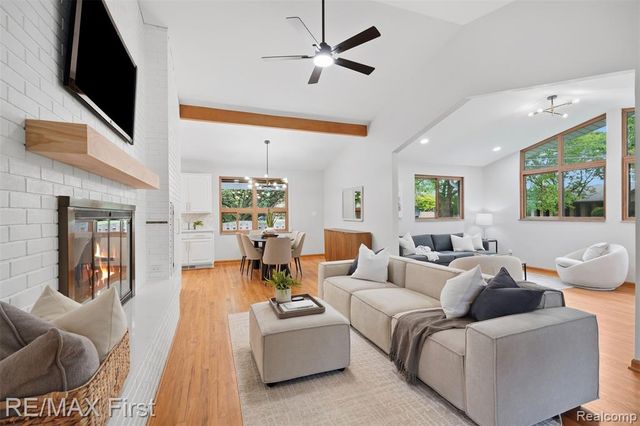 604 S Higbie Place, Grosse Pointe Woods, MI 48236