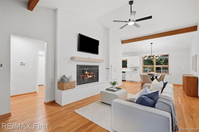 604 S Higbie Place, Grosse Pointe Woods, MI 48236