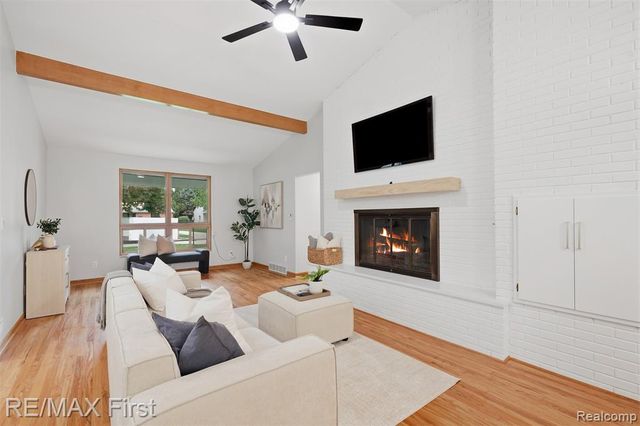 604 S Higbie Place, Grosse Pointe Woods, MI 48236