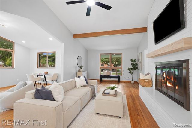 604 S Higbie Place, Grosse Pointe Woods, MI 48236