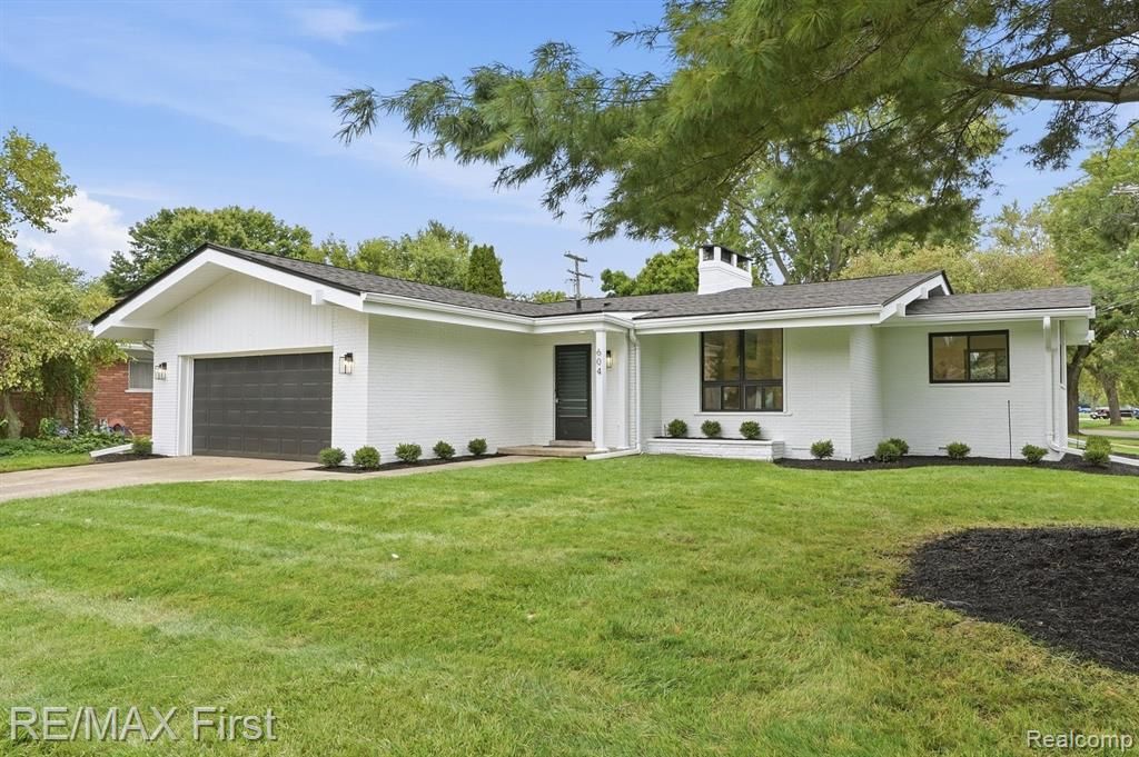 604 S Higbie Place, Grosse Pointe Woods, MI 48236