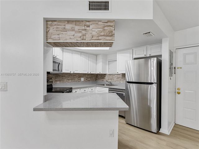 8343 Lake Dr 205, Doral, FL 33166