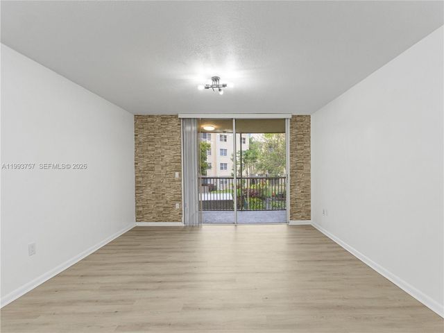 8343 Lake Dr 205, Doral, FL 33166