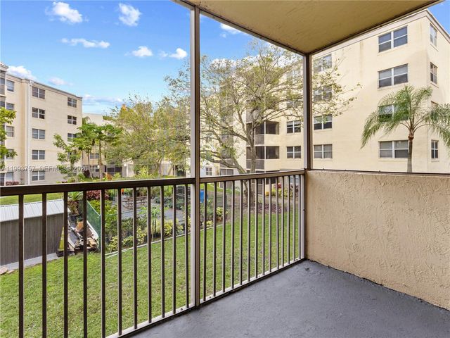 8343 Lake Dr 205, Doral, FL 33166