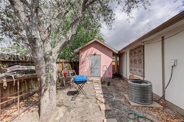 1109 Green Field Dr, Corpus Christi, TX 78405