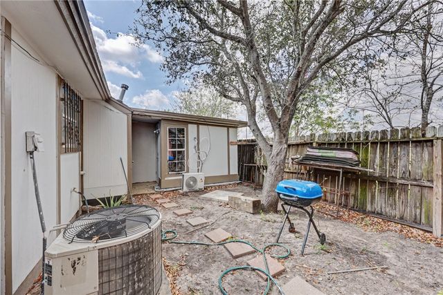 1109 Green Field Dr, Corpus Christi, TX 78405