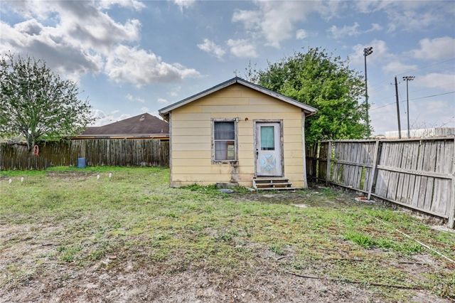 1109 Green Field Dr, Corpus Christi, TX 78405